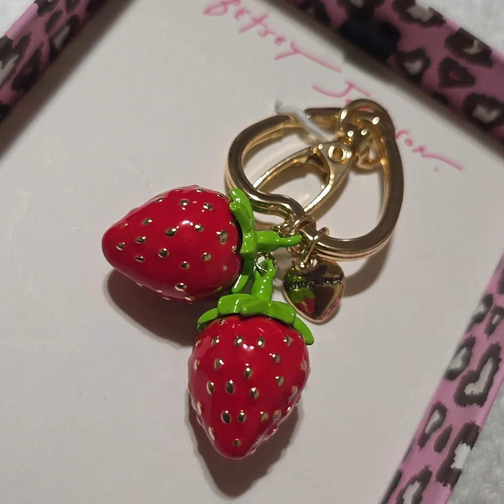 🧚‍♀️Betsey Johnson Strawberry Enamel Painted Keychain NIB/NWT